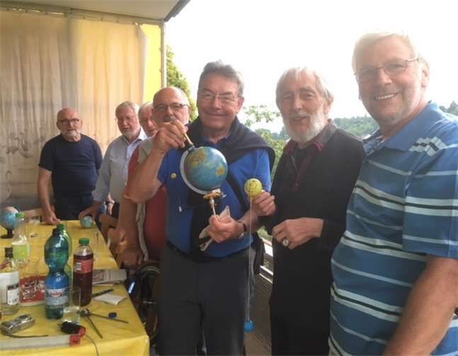 Zu Besuch beim Sonnenuhren-Spezialisten Harald Grenzhäuser (rechts) in Vallendar. Foto: Heinz Lempertz