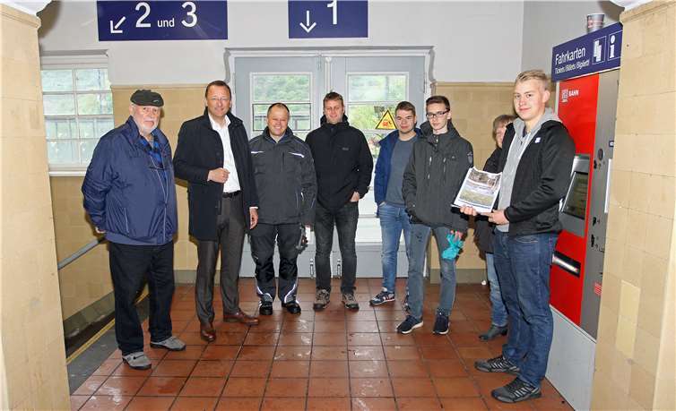 Zu Besuch im Bahnhof (von links): Hans-Jürgen Kalter, Josef Oster, Jörg Johann, Daniel Hastenteufel, Julius Weber, Lukas Hilgert, Annemie Puth und Maternus Dötsch.Foto: privat