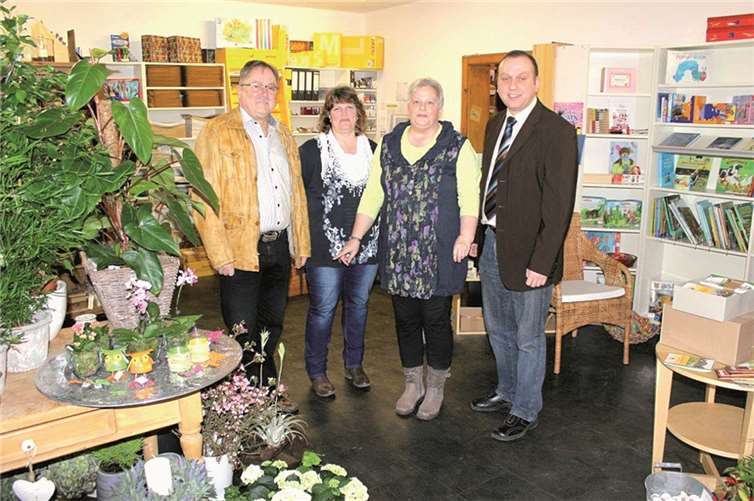 Zu Besuch im Einzelhandelsgeschäft „Riesengroß“ in Weibern. v.r.: Bürgermeister Johannes Bell, Ursula Heßler, Konny Hoss (Angestellte) und Ortsbürgermeister Peter Josef Schmitz.