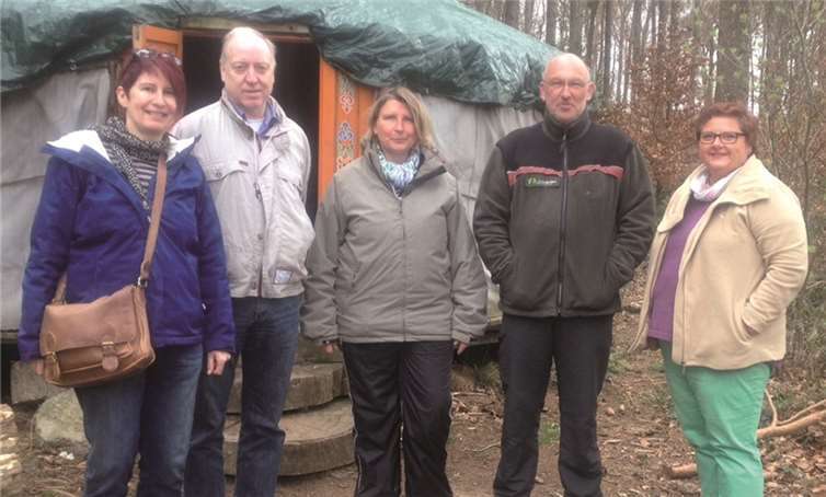Zu Besuch im Waldkindergarten (v.li.): Birgit Meyreis (GRÜNE im VG Rat Maifeld und Kreistag MYK), Klaus Meurer (GRÜNE im VG Rat Maifeld und Kreistag MYK), Ulrike Nickau (Erzieherin und Naturpädagogin Wurzelzwerge), Thomas Görgen (GRÜNE KV Rhein-Hunsrück, Förster), Andrea Mallmann (Bürgermeisterin Emmelshausen, FWG). GRÜNE VG Rat Maifeld