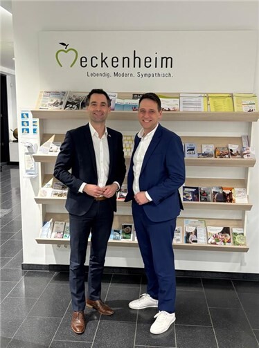 Zu Besuch in Meckenheim: Landtagsabgeordneter Jonathan Grunwald (r.) und Bürgermeister Sven Schnieber (l.) im Foyer des Rathauses. Foto: Stadt Meckenheim