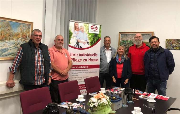 Zu Besuch in der Sozialstation (von links): Frank Wisniewski, Rüdiger Larscheid, Uwe Szymanski, Erika Rebatschek, Dieter Kyrion und Joni Kola.Foto: privat