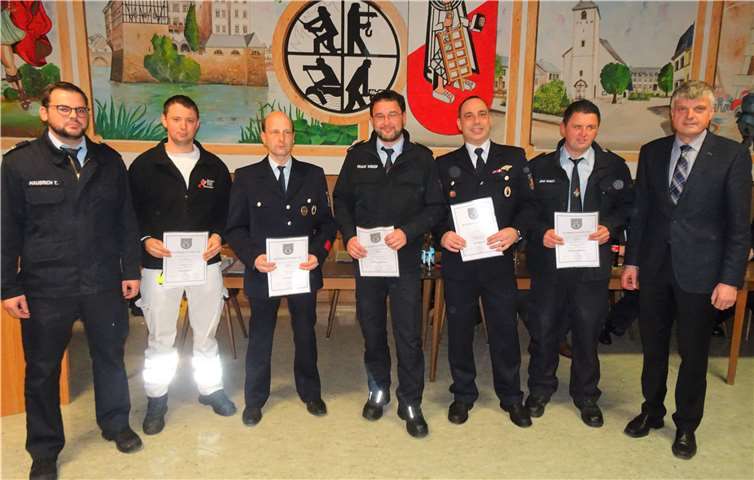 Zu Brand/Oberbrand- oder Hauptbrandmeister wurden befördert: Guido Stelz 2.v.l.), Frank Weber, Torsten Höger, Jens Weber, eiingerahmt von BM Klaus Müller (r.) und Tobias Haubrich.