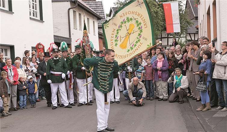 Zu Ehren der Majestäten zeigte der Fähnrich sein Können. -VJ-