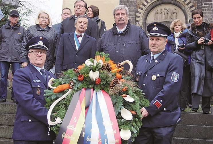 Zu Ehren der Opfer der beiden Weltkriege legten Nickenichs Bürgermeister Gottfried Busch und Daniel Raffard, Vorsitzender des Comité de Jumelage, einen Kranz nieder. UBU
