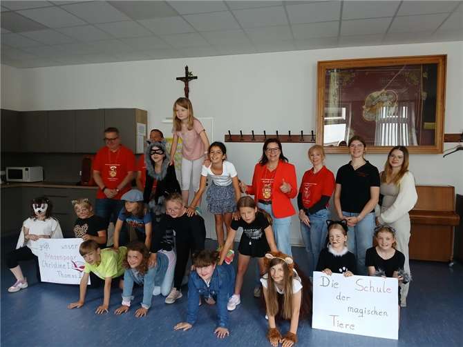 Zu Ehren der Tollitäten präsentierten die Kinderfunken der Karnevalsgesellschaft einen Show-Tanz.