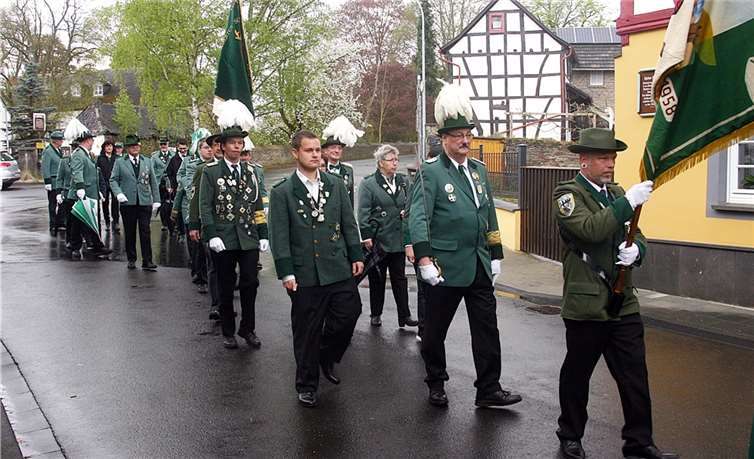 Zu Ehren der amtierenden Königin Tanja Heck zog man gemeinsam hinauf zum Schützenplatz. RÜ