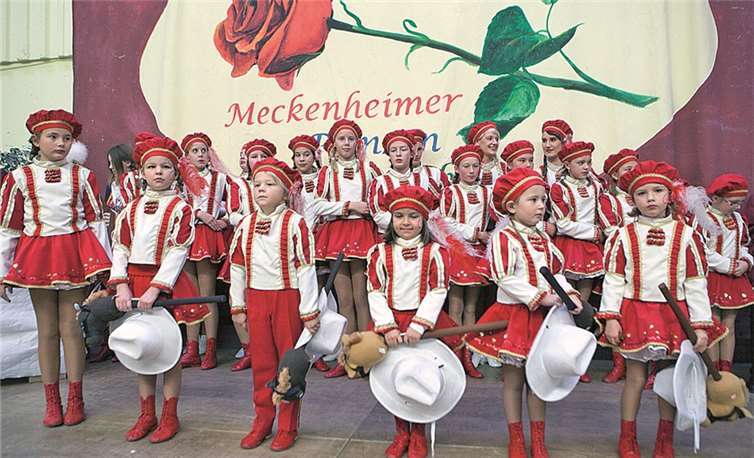 Zu Ehren der neuen Kinderprinzessin, aber auch zum Abschied der scheidenden Kinderprinzessin Hanna I. (Grün) zeigten die Tanzgarden ihr Können.