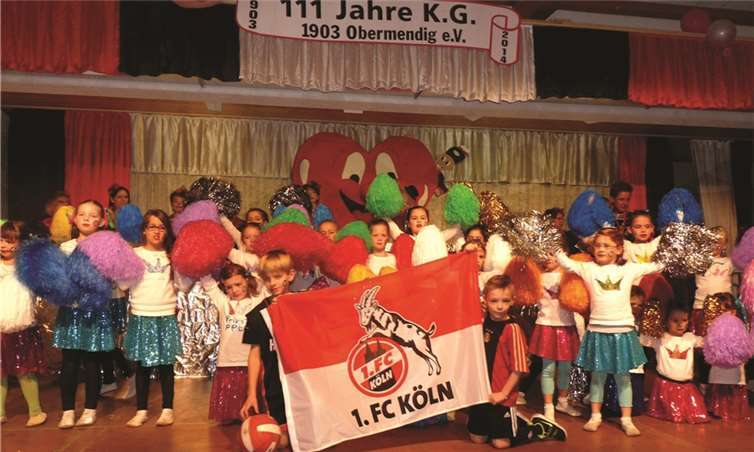 Zu Ehren des fußballbegeisterten Dreigestirns begeisterte die Kindergarde der KGO als Cheerleader des 1. FC Köln mit einer hinreißenden Darbietung.
