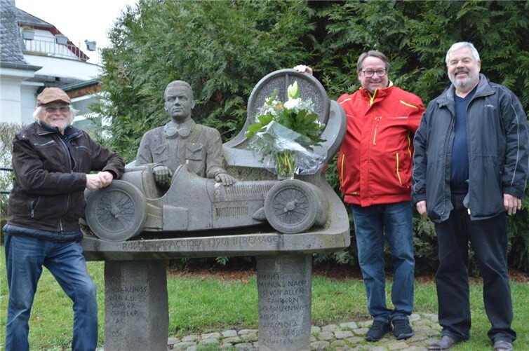 Zu Ehren von „Caratsch“ legten Mitglieder des Remagener „Caracciola-Clubs“, Rolf Plewa, Rudolf Lohmer und Alex Zion am Denkmal an der Kemminghöhe einen Blumengruß ab.Foto: privat
