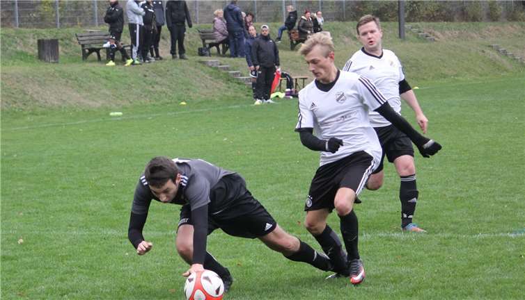 Zu Fall kam der TuS Hilgert (in schwarz) gegen die Reserve der SG Freirachdorf/Selters/Maxsain. Die Gäste gewannen am Ende knapp mit 2:1. TH