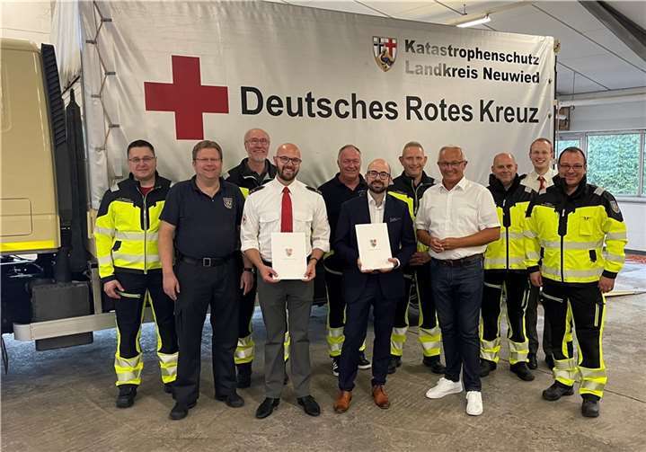 Zu Freude aller Beteiligten und zum Nutzen des Landkreises durch die auch personelle Stärkung des Katastrophenschutzes ernannte Landrat Achim Hallerbach kürzlich Dr. Eike Stetter (6.v.l.) zum Leitenden Notarzt (LNA) und Christian Fleer (4.v.l.) zum Organisatorischen Leiter (OrgL).  Foto: Jennifer Schmidt