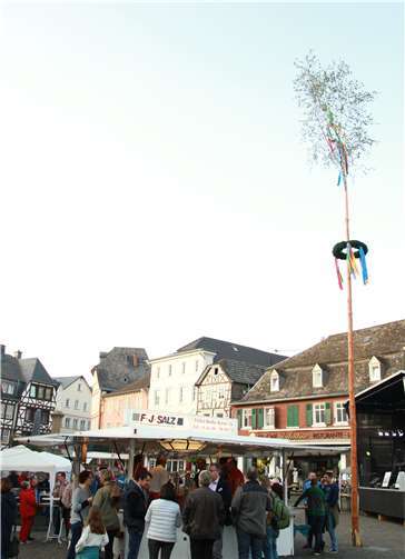 Zu Füßen des frisch aufgestellten Maibaums riefen die Stadtsoldaten zum diesjährigen Maifest.