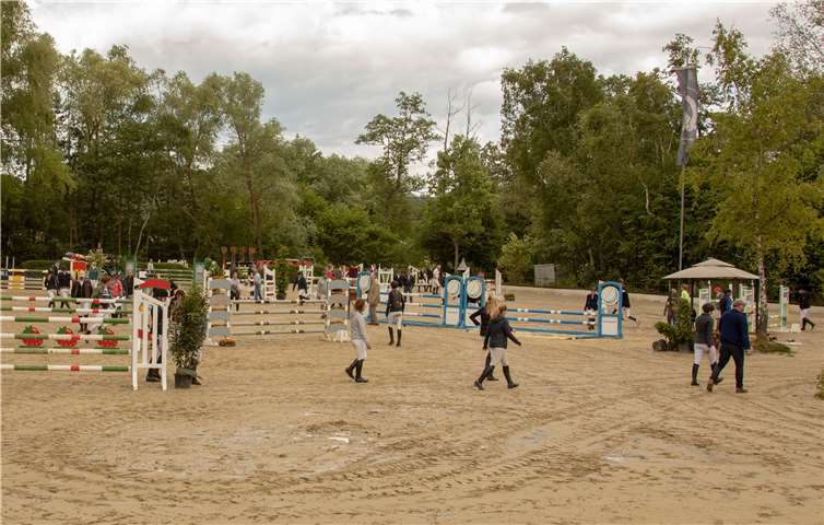 Zu Fuß schreiten die Reiter die Strecke ab, die es später auf dem Parcours zu bewältigen gilt. Fotos: CEW