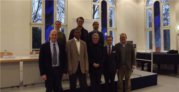 Zu Gast beim ersten Akademietag (vorn von links): Thomas Berenz (Trier), Albert Alhanda (Vallendar), Prof. Dr. Paul Rheinbay SAC (PTHV), Prof. Dr. Thomas Elßner (PTHV) und Prof. Dr. Dr. Holger Zaborowski (PTHV) sowie (hinten von links) Kathrin Wehse, Paul Christian Heck (beide Mainz) und Daniel Steiger (Koblenz).Fein/PTHV