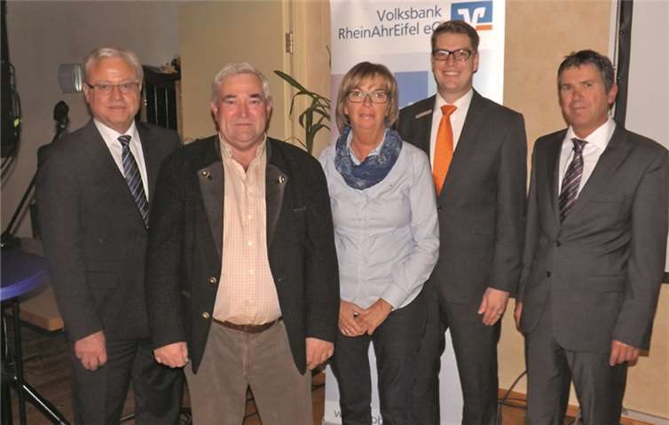 Zu Gast in Wehr (von links): Regionalmarktdirektor Christoph Kniel, Bürgermeister Berthold Doll, Marita Sternjakob, Rentenberaterin der Verbandsgemeinde Brohltal, Christian Schmitt von der Volksbank RheinAhrEifel und Hans-Peter Retterath von der R+V-Versicherung.privat