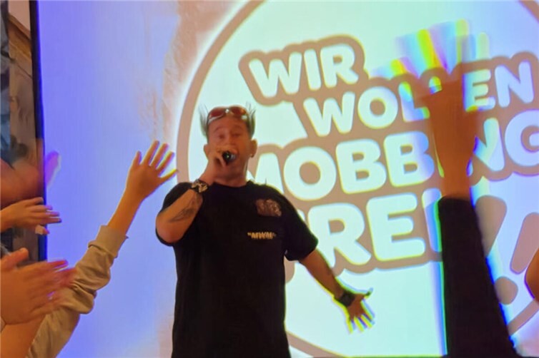 Zu Gast war der Fernsehmoderator, Musiker und Autor Tom Lehel, der an beiden Schulen sein Anti-Mobbing-Programm „Wir wollen mobbingfrei!!“ durchführte.