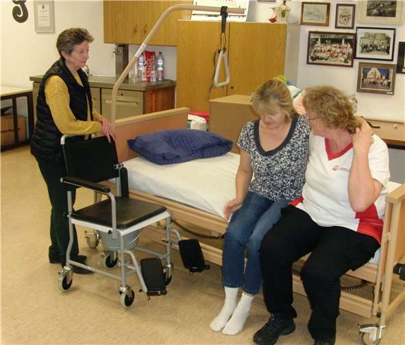 Zu Hause pflegen: Bei der Schulungsreihe der Caritas stehen viele praktische Übungen im Vordergrund. privat