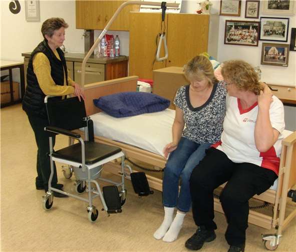 Zu Hause pflegen: Bei der Schulungsreihe der Caritas stehen viele praktische Übungen im Vordergrund.  Caritasverband Koblenz