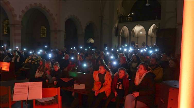 Zu John Lennons „So this is Christmas“ wurde der Kirchenraum mit Smartphon-Lichtern erleuchtet.