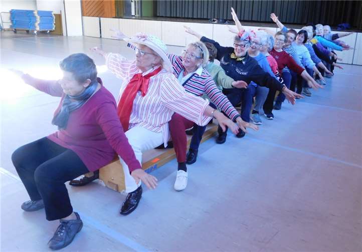 Zu Karnevalsliedern übten die Damen lustige Übungen aus. Foto: privat