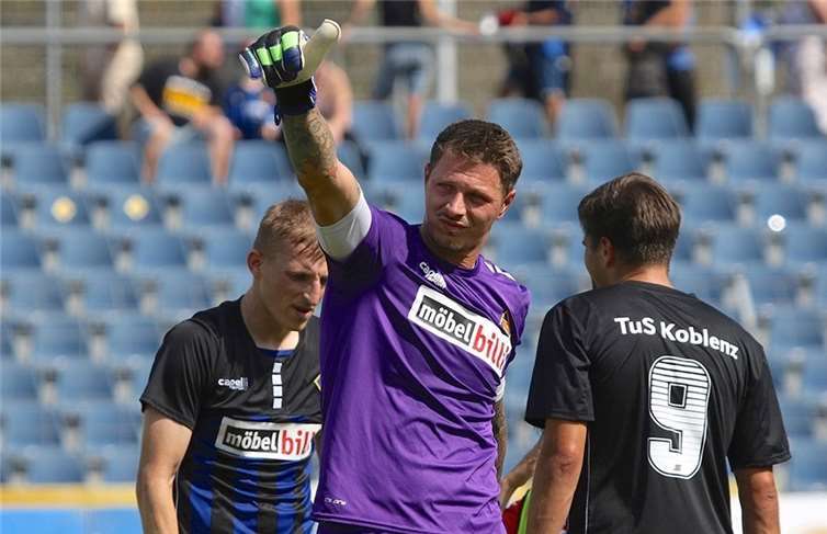 Zu Recht gefeiert wurde Dieter Paucken. Gegen den FV Diefflen rettete der Schlussmann der TuS Koblenz seiner Mannschaft die drei Punkte. Foto: TH