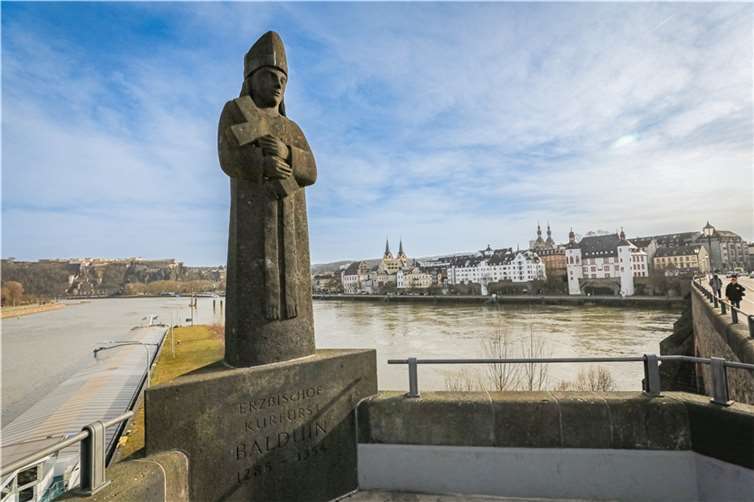 Zu Rudi Scheuermanns bekanntesten Werken in Koblenz zählt die Steinfigur des Kurfürsten Balduin von Luxemburg auf der Balduinbrücke.