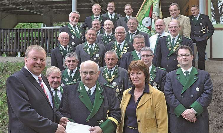 Zu-Schuss für die Schützen in Brohl: Dr. Jürgen Pföhler (vorne von links), Werner Fußhöller und Christel Ripoll mit Vereinsmitgliedern auf dem Schützengelände, das nach und nach modernisiert wird. KV-AW