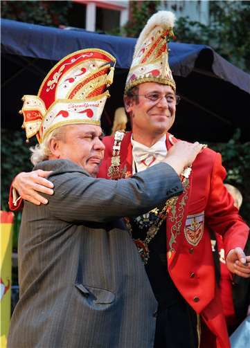 Zu Tränen gerührt über die Würdigung seines Wirkens im CCO schließt Karl Krämer (l.) seinen langjährigen Freund und Bühnenpartner Markus Krapf in die Arme.