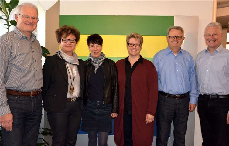 Zu Übergabe der Spenden aus dem Benefiz-Konzert der Kotykov-Chöre trafen sich jetzt Konzert-Moderator Dieter Grein, Ursula Grabitzke und Christine Leibig (Palliativ-Station im Paulinenstift Nastätten), Mandy Nicklaus (Stationäres Hospiz Rhein-Lahn) sowie Konzert-Organisator Hans Josef Blatt und Landrat Frank Puchtler im Kreishaus.Foto: Rindsfüßer, Uwe