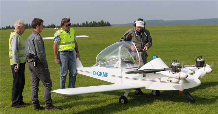 Luftsport für die ganze Familie  Zu bestaunen gibt es in Wershofen auch die Cricri („Grille“), die kleinste zweimotorige Maschine der Welt. privat