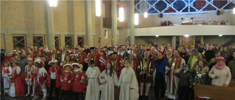 Zu dem Lied „Minsche wie mir“ haken sich alle, auch über den Gang hinweg, unter und schunkeln und singen begeistert mit.  Foto: privat