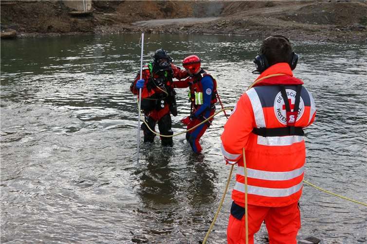 Zu dem chemieresistenten Trockentauchanzug der Taucher im Rettungsdienst der DRK-Wasserwacht gehört eine Vollgesichtsmaske mit Unterwassersprechfunk-Einheit. In der gelben Sicherungsleine ist das Funkkabel mit integriert. Taucher im Rettungsdienst werden über diese Sicherungsleine von Fachkräften an Land beobachtet und instruiert.