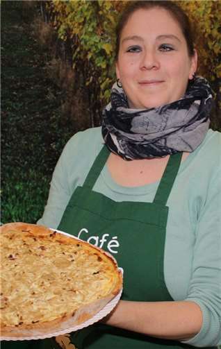 Zu dem neuen Wein ließen sich die Besucher große Portionen von leckerem Zwiebelkuchen schmecken.