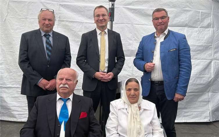 Zu dem seltenen Ehejubiläum der Eisernen Hochzeit gratulierten der Kreisbeigeordnete Horst Gies (rechts), Bürgermeister Andreas Geron (Mitte) und der stellvertretende Ortsvorsteher Heinrich Ax.  Foto: Heinrich Ax
