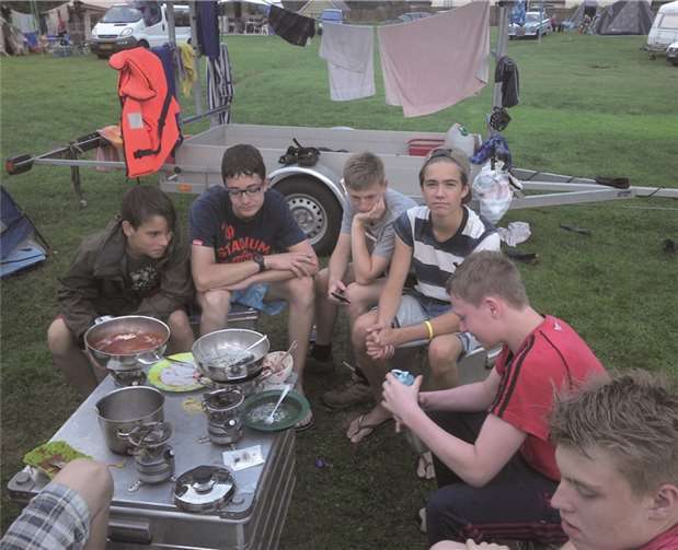 Zu den Abenteuern, die es zu bestehen galt, gehörte auch das gemeinschaftliche Kochen im Freien.