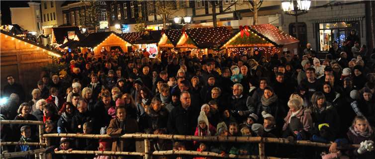 Zu den Aufführungen der „Lebenden Krippe“ drängen sich in der Vorweihnachtszeit regelmäßig Jung und Alt auf dem Andernacher Marktplatz. Stadt Andernach