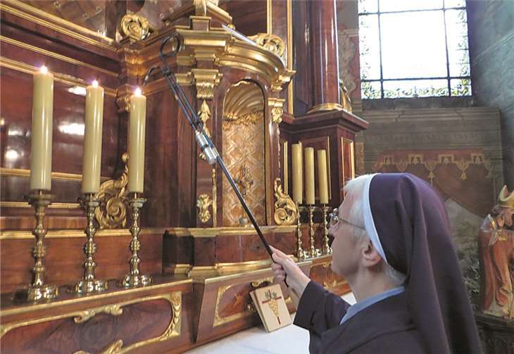 „Der Abschied berührt uns tief, wir werden sie sehr vermissen!“ Zu den Aufgaben von Schwester Teresa zählt auch der Küsterdienst.