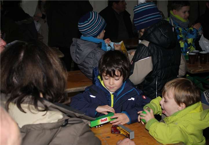 Zu den Besuchern zählten auch zahlreiche Familien mit ihren Kindern, die seit Jahren die Aktion des Nikolaus-Teams gerne unterstützen.