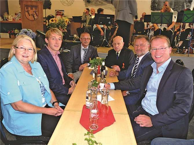 Zu den Ehrengästen zählten Hedi Thelen -MdL- (li.), Marc Ruland -MdL- (2.v.li.) und VG-Bürgermeister Jörg Lempertz (re.).