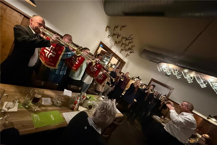 Zu den Ehrungen gaben einige der Posaunenspieler ein kurzes Ständchen zur musikalischen Untermalung.