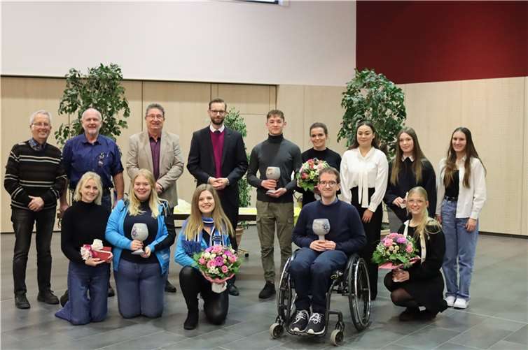 Zu den Erfolgen der Sportler gratulierten neben den Ratsmitgliedern auch (hinten v.l.) Gerd Frink (Erster Beigeordneter Stadt Montabaur), Ralf Heibel (Ortsbürgermeister Welschneudorf), Johannes Ullrich (Erster Beigeordneter Simmern) und Bürgermeister Ulrich Richter-Hopprich.  Foto: VG Montabaur