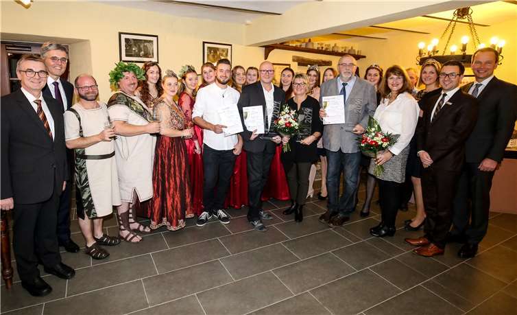 Zu den Gästen bei der Preisverleihung zum Sparkassen-Riesling gehörten auch Moselweinmajestäten.