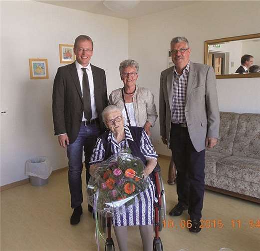 Zu den Gratulanten bei Margarete Lung zählten auch Verbandsbürgermeister Jörg Lempertz und Stadtbürgermeister Hans Peter Ammel.