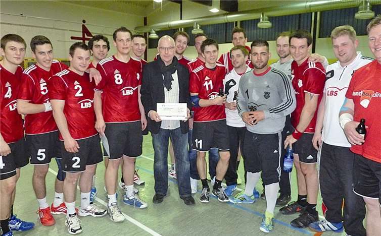 Zu den Gratulanten gehörte auch Udo Link (Mitte) von der Raiffeisenbank Welling. Und der hatte auch ein Geschenk dabei. privat