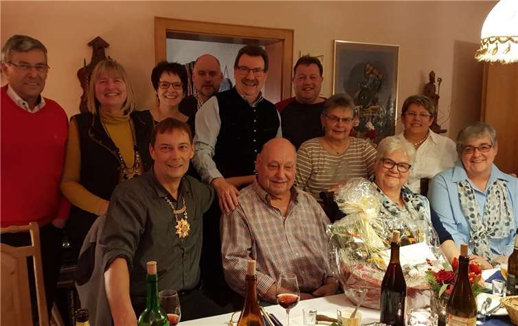 Zu den Gratulanten gehörten die Senatorinnen, Beatrix Ahrend, Steffi Mies, Andrea Wittkopf, Angelika Groß, Judith Schüller sowie die Ehrensenatorin, Brigitte Arenz. Komplett machte die Gratulantenschar, Senator Markus Schimming, die Ehrensenatoren Addi Ahrend, Hardy Mies und Paul Groß, sowie Prinz Michael I. (Knickmeier). Hardy Mies