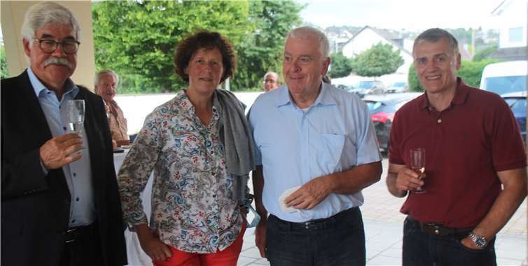 Zu den Gratulanten gehörten u. a. auch Norbert Heidgen,Guido Ernst, Beate Deres und Elmar Lersch (v.r.).