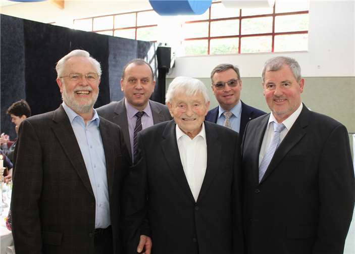 Zu den Gratulanten zählten auch Ortsbeigeordneter Siegfried Stevermüer, Bürgermeister Johannes Bell, Kreisbeigeordneter Horst Gies (MdL) und Ortsbürgermeister Manfred Sattler (v. l.).Fotos: WER