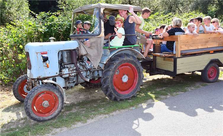 Zu den Highlichts gehörten die Treckerfahrten – ob neben dem Fahrersitz oder im urigen Anhänger. Fotos: RASCH