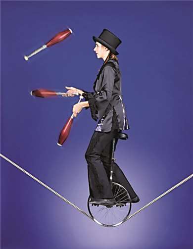 Zu den Highlights mit freiem Eintritt beim röhrig-„Kultur-Festival“ am Sonntag, 8. November, zählen die rasant spritzigen Schlappseil-Nummern zu rockiger Musik von Annette Will.privat